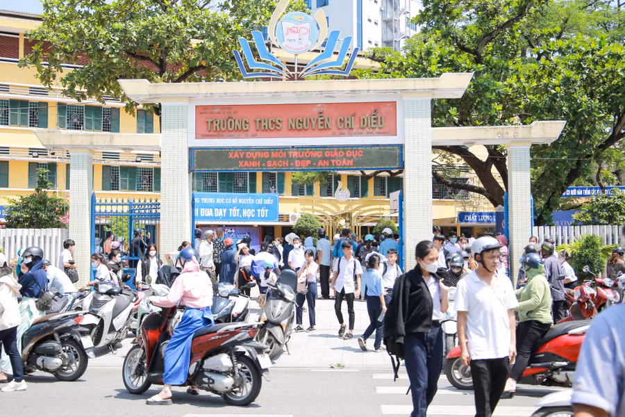 Thí sinh kết thúc môn thi đầu tiên tại điểm thi Trường THCS Nguyễn Chí Diểu, TP Huế.