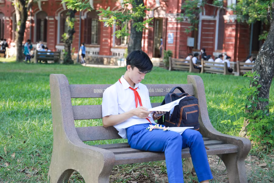 Một số thí sinh đến từ sớm và xem lại kiến thức trước khi vào phòng thi.