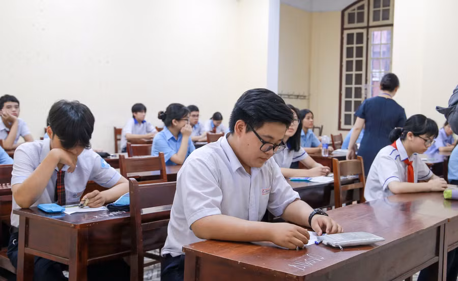 Các thí sinh ngồi trong phòng thi kiểm tra lại thông tin, điền vào giấy làm bài thi và đợi hiệu lệnh thời gian phát đề.
