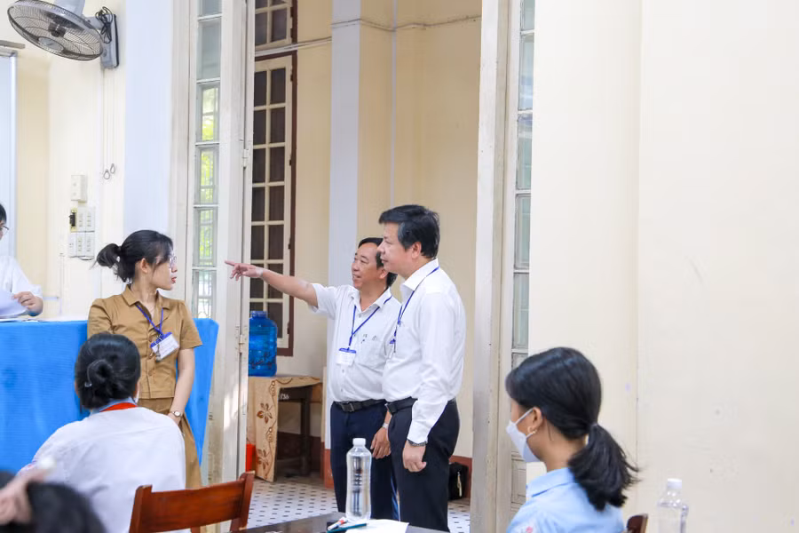 Ông Nguyễn Tân – Giám đốc Sở GD&amp;ĐT tỉnh Thừa Thiên – Huế khảo sát tại điểm thi Trường THPT Chuyên Quốc Học Huế.