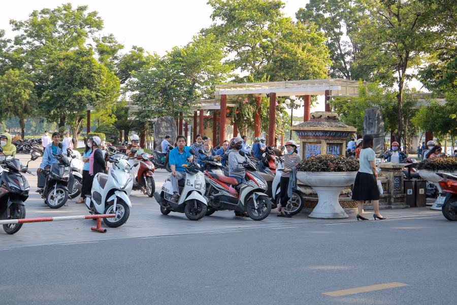 Nhiều thí sinh và phụ huynh có mặt từ sáng sớm tại điểm thi.
