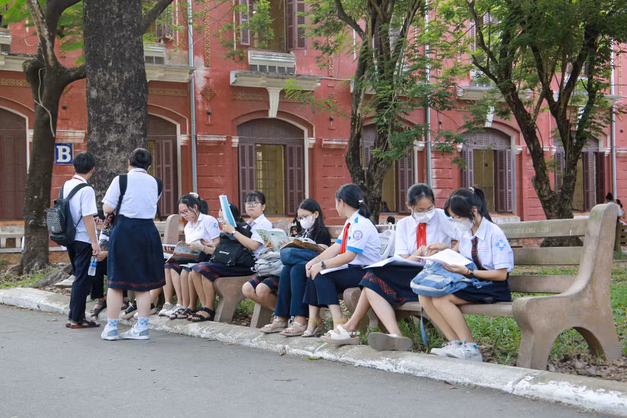 Một số thí sinh đến từ sớm và xem lại kiến thức trước khi vào phòng thi.