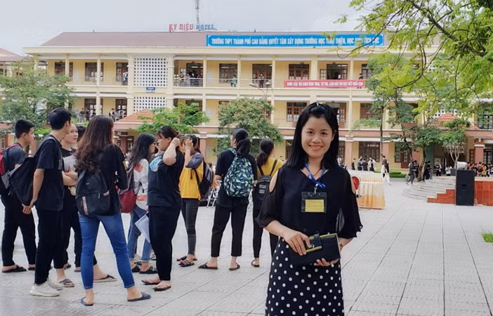 Cô Nguyễn Thị Thu Hà - Giảng viên Trường ĐH Kỹ thuật Công nghiệp làm nhiệm vụ coi thi tại tỉnh Cao Bằng