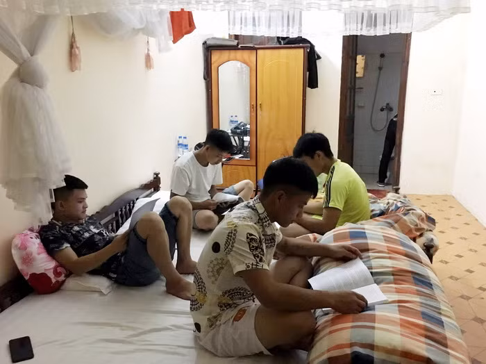 Thí sinh của Trường THPT Quyết Tiến (huyện Quản Bạ, Hà Giang tranh thủ ôn thi tại phòng trọ gần điểm thi Trường THPT Quản Bạ