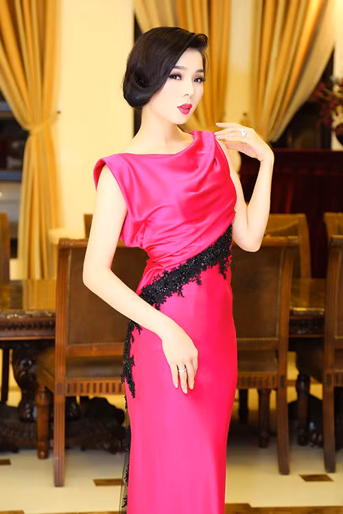 le quyen khoe lung ong quyen ru truoc biet thu sieu sang - 5