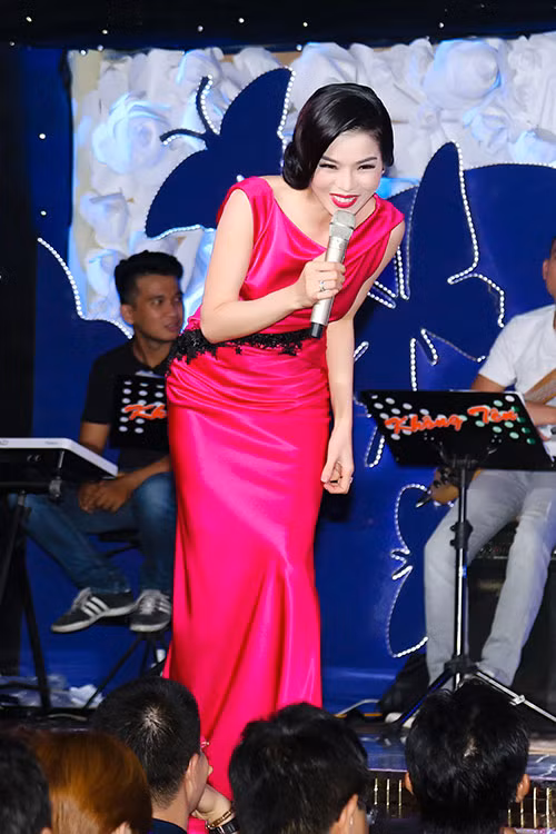 le quyen khoe lung ong quyen ru truoc biet thu sieu sang - 11