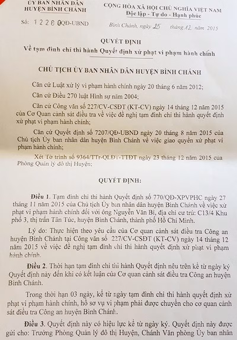 UBND huyện Bình Chánh đã tạm đình chỉ thi hành quyết định 770/QĐ thì ông Bỉ chưa bị xử lý hành chính lần 2. Như vậy, Công an Bình Chánh không có căn cứ để khởi tố người đàn ông này. Ảnh: Việt Tường. UBND huyện Bình Chánh đã tạm đình chỉ thi hành quyết định 770/QĐ thì ông Bỉ chưa bị xử lý hành chính lần 2. Như vậy, Công an Bình Chánh không có căn cứ để khởi tố người đàn ông này. Ảnh: Việt Tường.