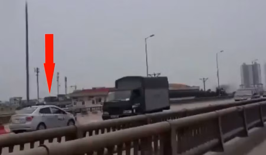 Chiếc xe taxi bất chấp nguy hiểm chạy ngược chiều tốc độ cao tại đường vành đai 3 trên cao (ảnh cắt từ clip)