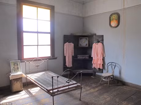 Bên trong một số căn nhà được phục dựng, chăm sóc thường xuyên để phục vụ du khách tham quan.