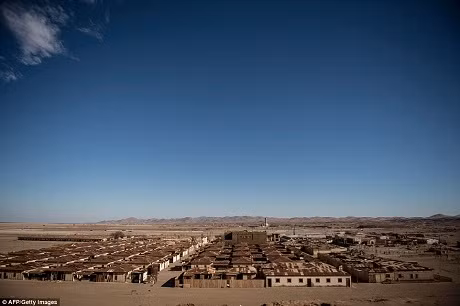 Nằm sâu trong sa mạc khô cằn Atacama của Chile tồn tại hai thị trấn Humberstone và Santa Laura, nơi đây từng có hàng ngàn hộ dân sinh sống bởi trong sa mạc từng có một trữ lượng nitrat kali rất lớn, nhân công đổ về đây để làm thợ khai mỏ.