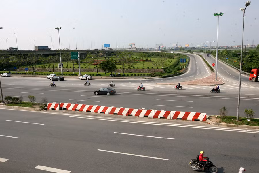 Đường lên xuống dạng bán hoa thị ở phía Bắc, được khai thác từ 2007 nhưng không giải quyết triệt để vấn đề.