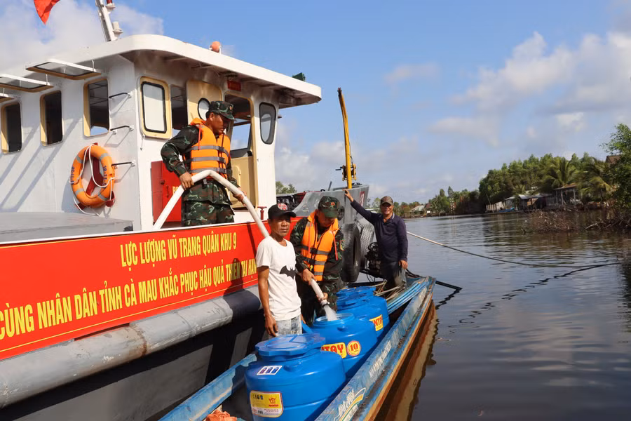 Lực lượng vũ trang Quân khu 9 điều tàu hỗ trợ cấp nước cho người dân vùng hạn mặn Cà Mau. (Ảnh: TG) Lực lượng vũ trang Quân khu 9 điều tàu hỗ trợ cấp nước cho người dân vùng hạn mặn Cà Mau. (Ảnh: TG)