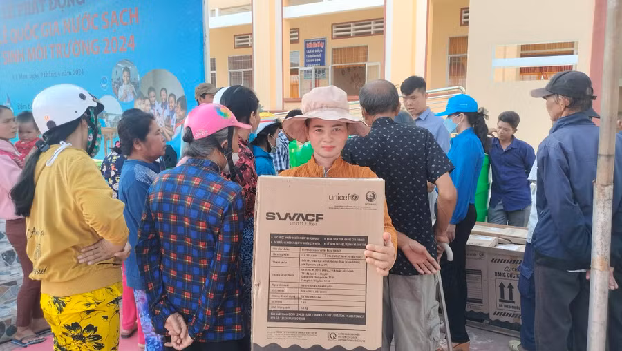 Người dân xã Khánh An, huyện U Minh phấn khởi nhận bình lọc nước do Tổ chức UNICEF hỗ trợ. (Ảnh: TG) Người dân xã Khánh An, huyện U Minh phấn khởi nhận bình lọc nước do Tổ chức UNICEF hỗ trợ. (Ảnh: TG)