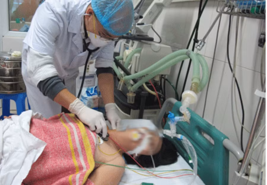 Điều trị bệnh nhân nhiễm cúm gia cầm tại bệnh viện. Ảnh tư liệu.