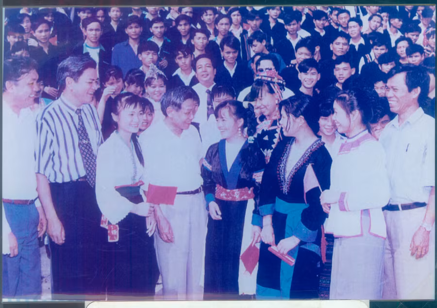 Tổng Bí thư Lê Khả Phiêu thăm Trường PTDT Nội trú tỉnh (tháng 5/1998).