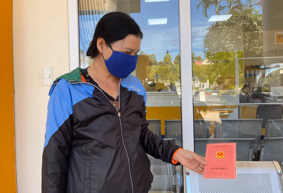 Một người dân ở huyện Chư Păh vẫn phải cung cấp sổ hộ khẩu khi đến làm thủ tục liên quan đến đất đai.