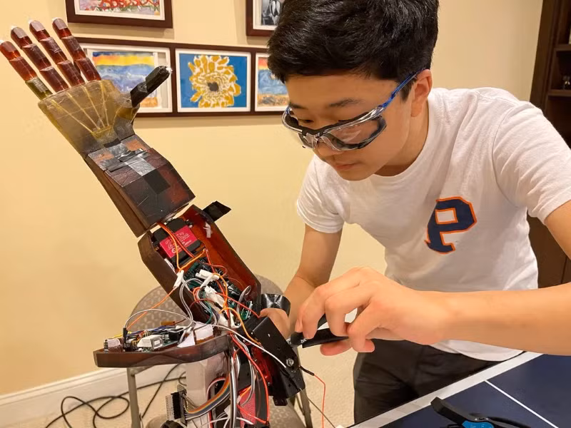Cánh tay robot của Choi chỉ cần chi phí 300 USD.