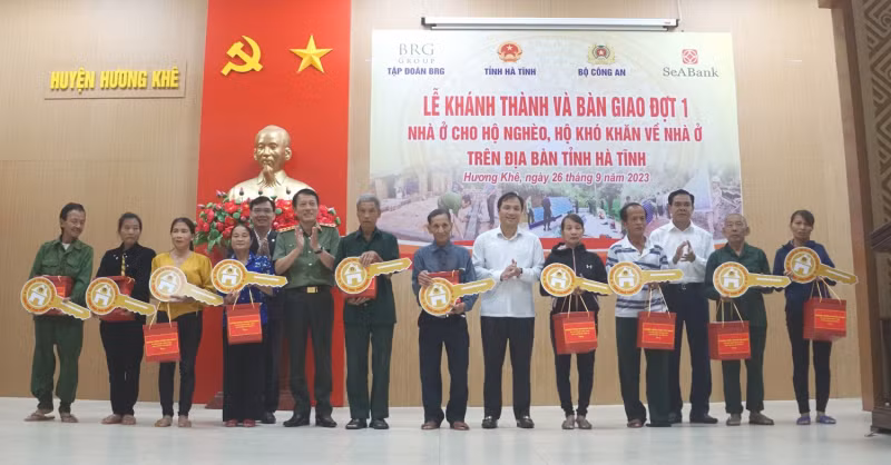 Lãnh đạo Bộ Công an và tỉnh Hà Tĩnh trao chìa khóa biểu trưng cùng quà của nhà tài trợ cho đại diện các hộ gia đình.