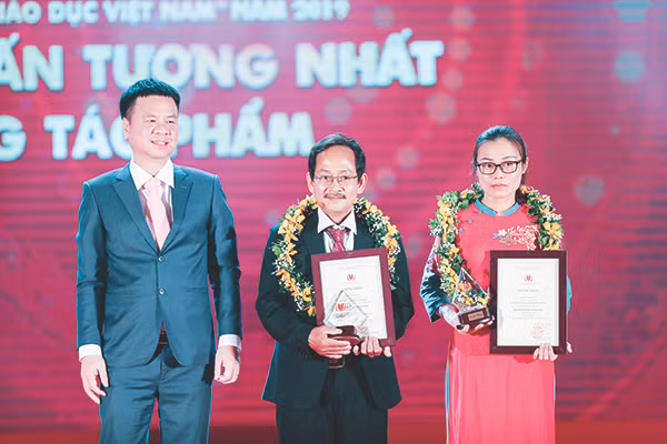 Tổng Biên tập Báo GD&TĐ Triệu Ngọc Lâm trao giải “Nhân vật ấn tượng” tại lễ trao giải báo chí toàn quốc “Vì sự nghiệp giáo dục Việt Nam” 2019