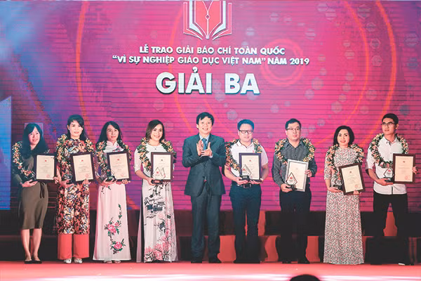 Nhà Báo Hồ Quang Lợi trao giải Ba cho các tác giả đoạt giải tại lễ trao giải báo chí toàn quốc “Vì sự nghiệp giáo dục Việt Nam” 2019
