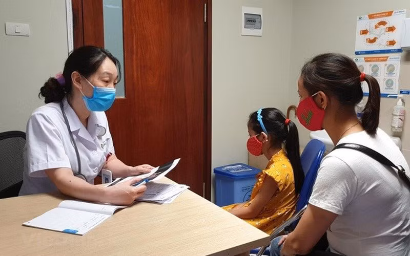Trẻ được khám dậy thì sớm ở Bệnh viện Nhi Trung ương. Ảnh: INT.