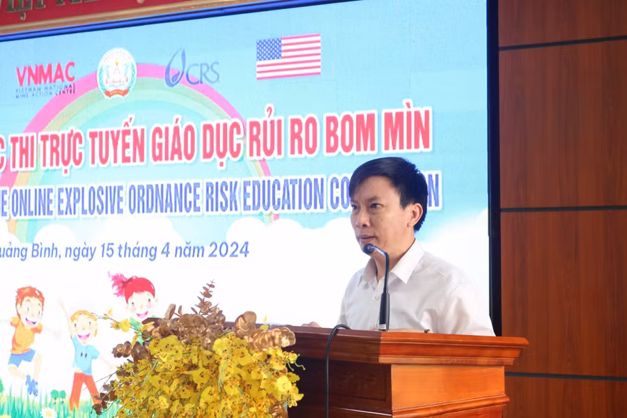 Ông Lê Viết Cảm, Trưởng phòng Mầm non - Tiểu học, Sở GD&amp;ĐT Quảng Bình phát biểu tại buổi lễ.