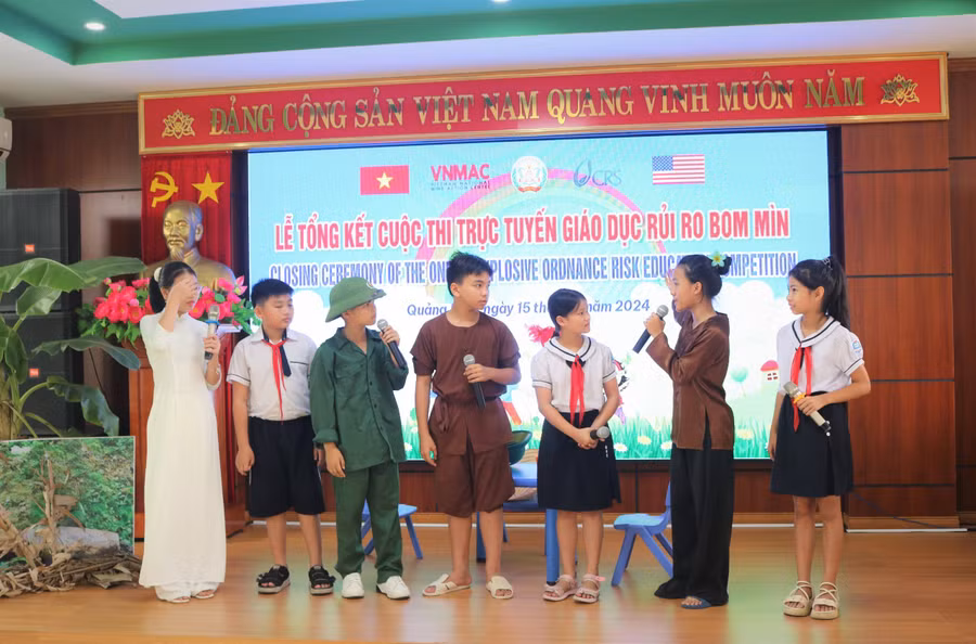 Tiểu phẩm tuyên truyền kỹ năng phòng tránh tai nạn bom mìn do các em học sinh Trường TH Đồng Phú thể hiện.