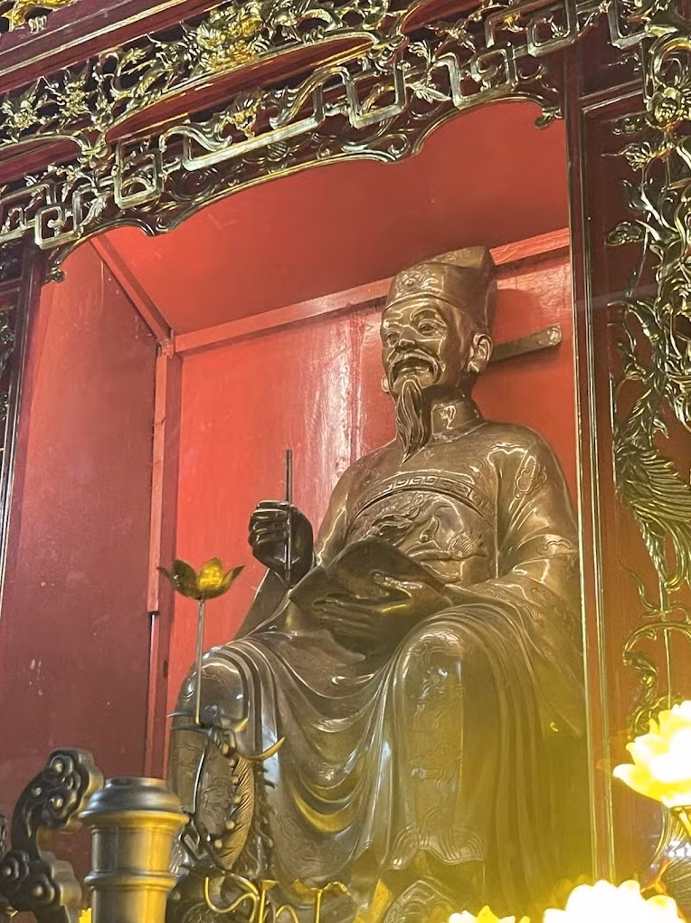 Tượng thờ Trạng nguyên Trần Tất Văn. Tượng thờ Trạng nguyên Trần Tất Văn.