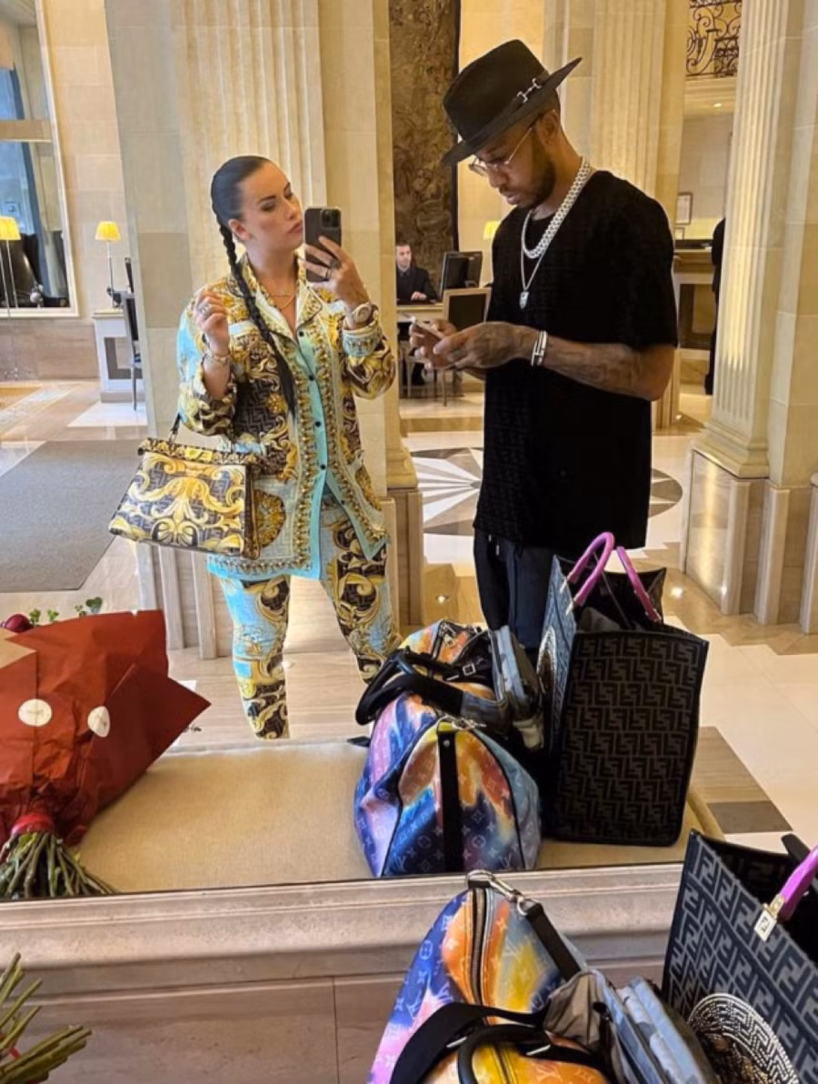 Aubameyang và vợ Alysha bị kẻ đột nhập khống chế, đánh đập. Aubameyang và vợ Alysha bị kẻ đột nhập khống chế, đánh đập.
