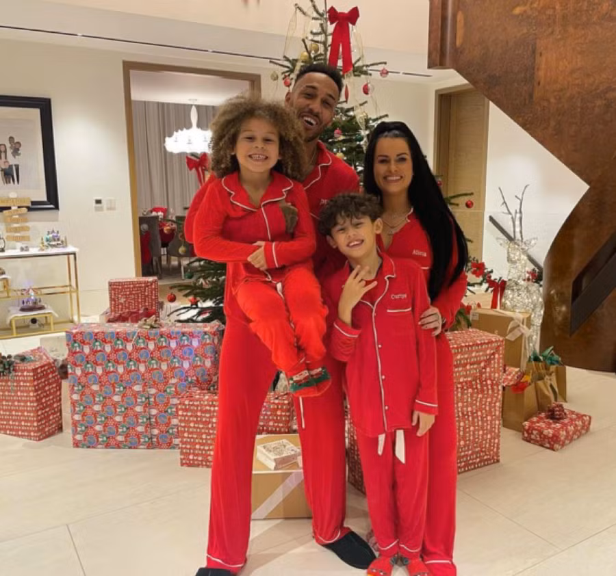 Hai con của Aubameyang và Alysha cũng có nhà khi bọn cướp đột nhập. Hai con của Aubameyang và Alysha cũng có nhà khi bọn cướp đột nhập.