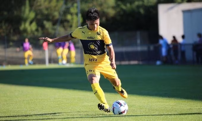 Quang Hải suýt chút đã ghi bàn thắng thứ hai cho đội bóng Pau FC.