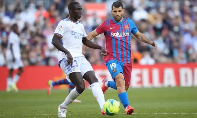 Aguero ghi bàn sau khi được tung vào sân nhưng không thể giúp Barca tránh thất bại trước Real Madrid.
