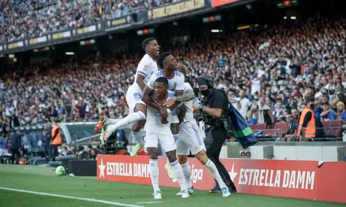 82.000 khán giả tới sân Nou Camp cổ vũ Barca và Real Madrid.