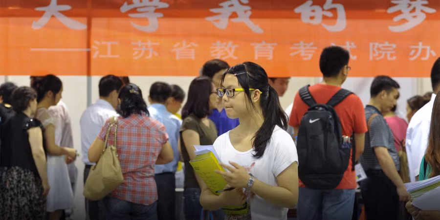 Sinh viên tham dự hội chợ đại học tại Trung Quốc năm 2014.