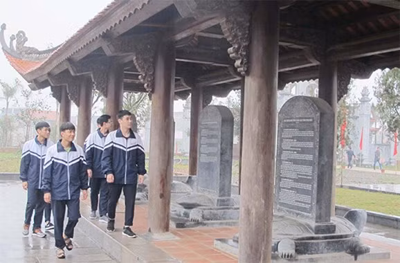 Bia Tiến sĩ tại Văn miếu Vĩnh Phúc ghi nhận nhiều nhà khoa bảng Kẻ Rưng. Bia Tiến sĩ tại Văn miếu Vĩnh Phúc ghi nhận nhiều nhà khoa bảng Kẻ Rưng.
