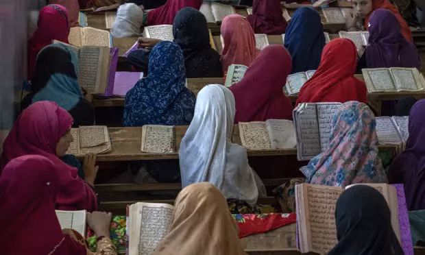Trẻ em gái Afghanistan hy vọng sẽ sớm được tới trường.