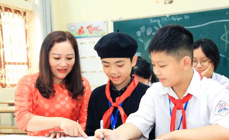 Cô Thúy đang hướng dẫn các em học sinh làm bài tập tại lớp.