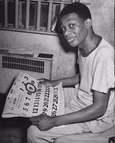 Willie Francis bình thản bên tờ lịch đánh dấu ngày xử tử mình.