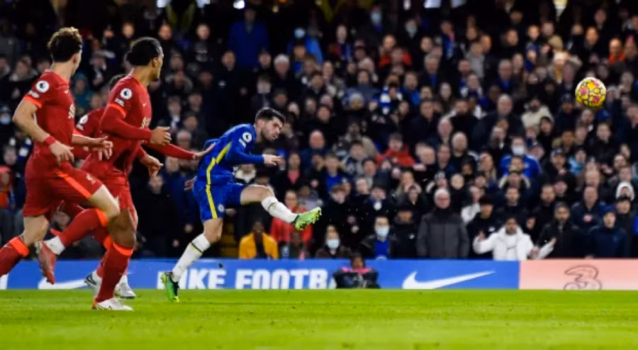 Christian Pulisic quân bình tỷ số 2-2 cho Chelsea.