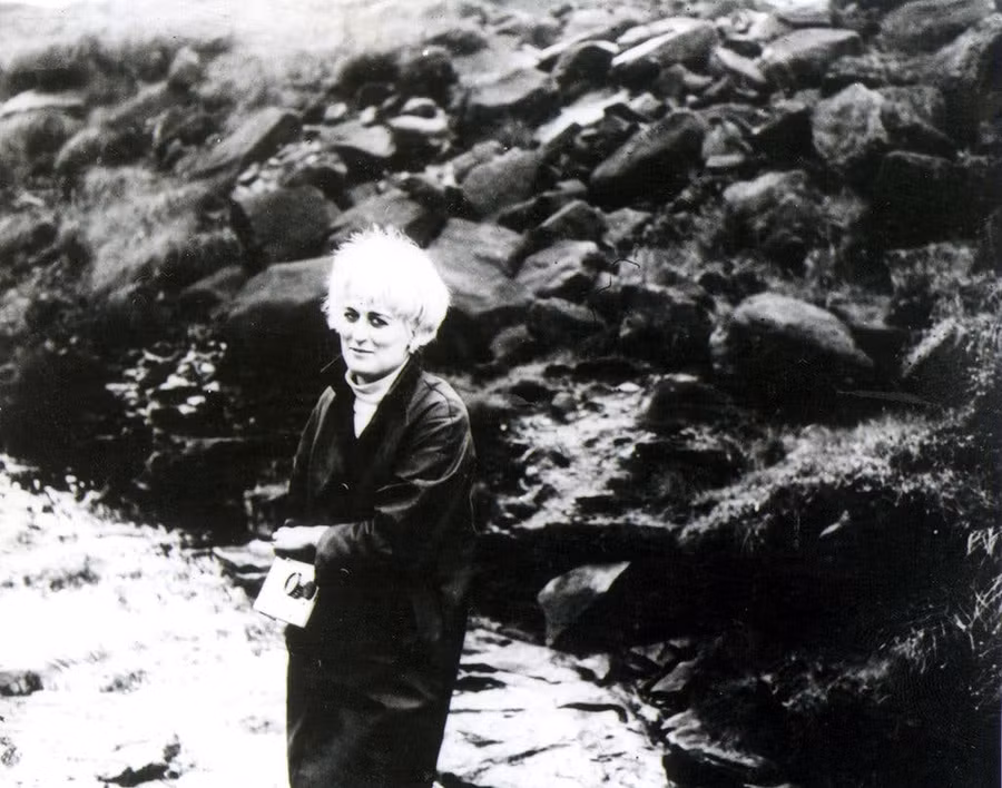 Ian chụp Myra tại cánh đồng Saddleworth Moor.