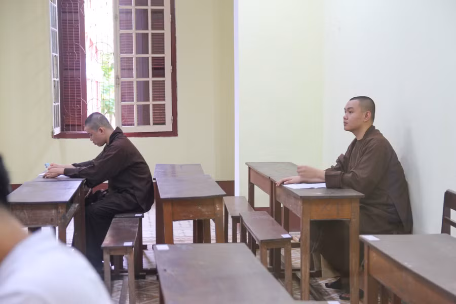 Ngồi ngay ngắn trong phòng thi.