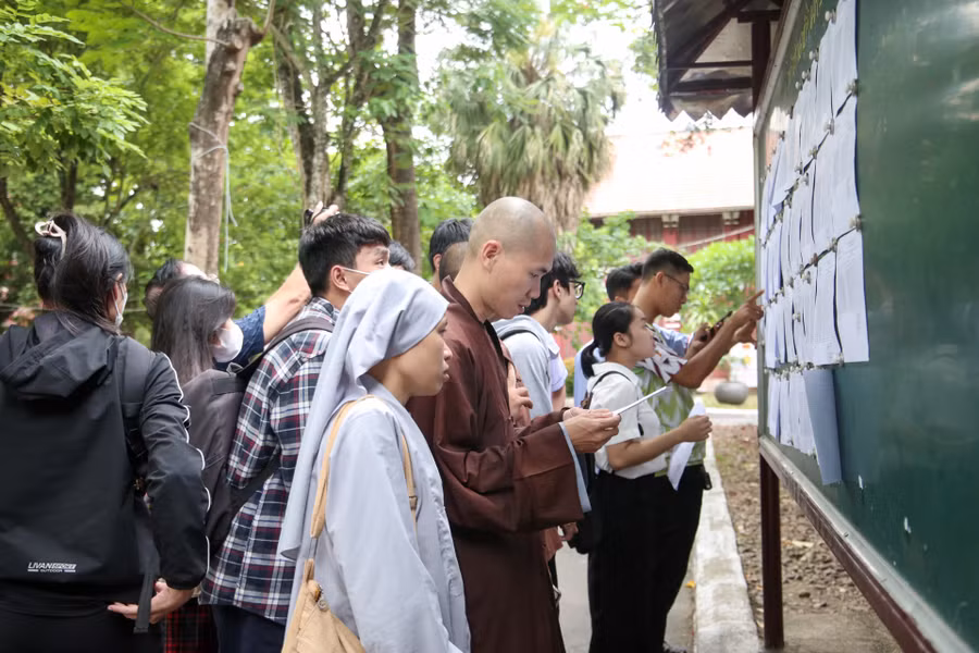 Ghi nhận tại điểm thi Trường THPT chuyên Quốc học Huế, có nhiều thí sinh là tăng ni, phật tử tham gia Kỳ thi.