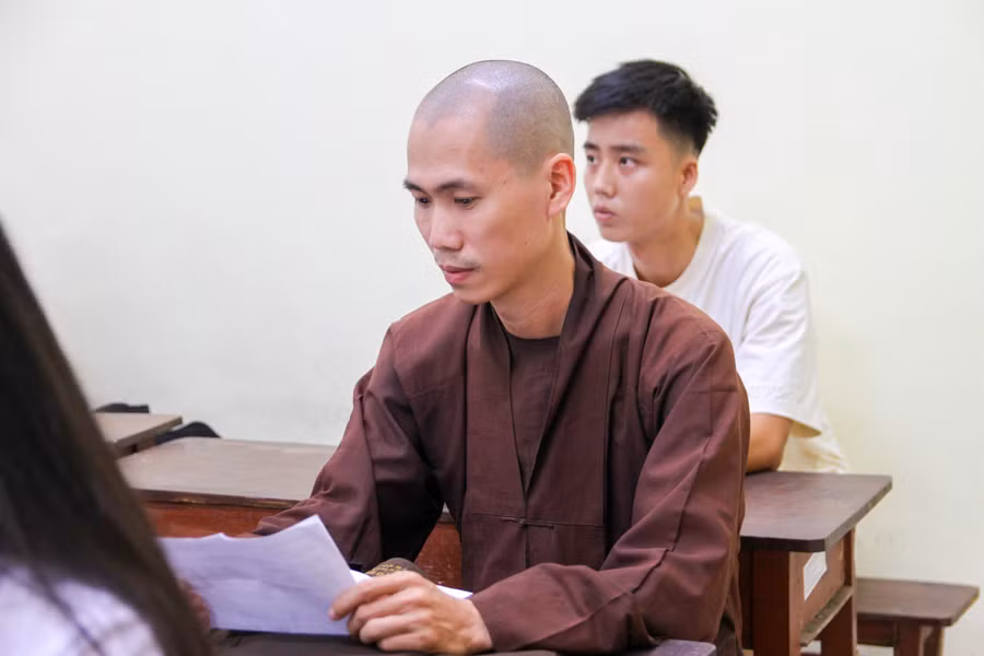 Vào ngày mai (27/6), các thí sinh sẽ thi môn đầu tiên là Ngữ văn vào buổi sáng (thời gian bắt đầu làm bài là 7h35p) và buổi chiều là môn Toán (thời gian bắt đầu làm bài là 14h30p). (Ảnh: Hoàng Hải - Đại Dương).