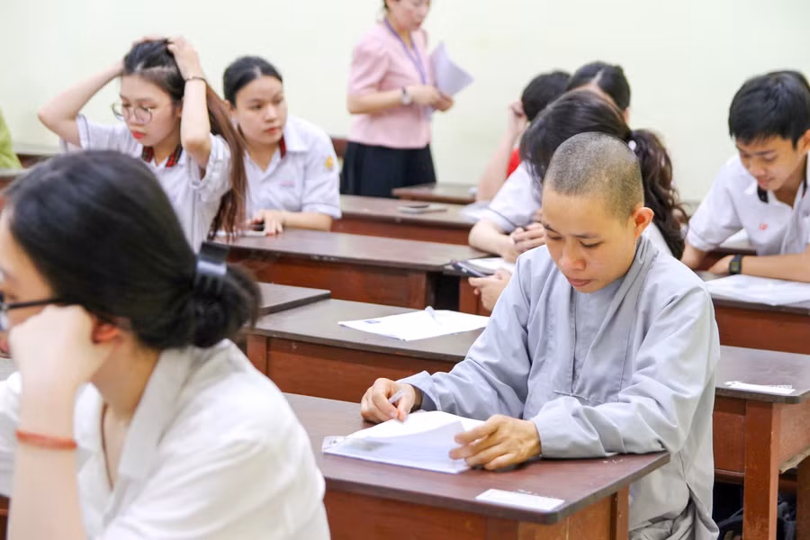 Tăng ni nữ rà soát lại thông tin, sẵn sàng cho Kỳ thi vào ngày mai (27/6).