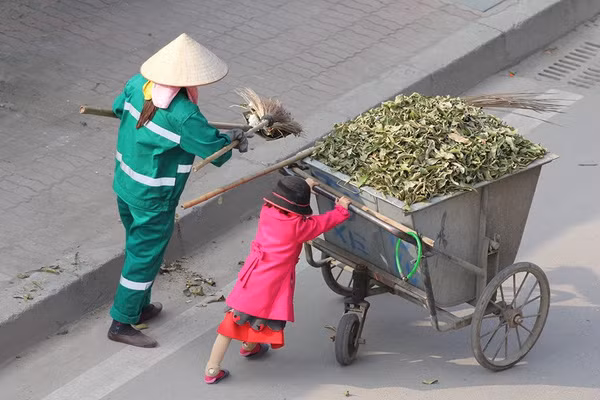 Loạt ảnh "Ở đâu có mẹ, ở đó có Tết" của hai mẹ con cô lao công gây xúc động
