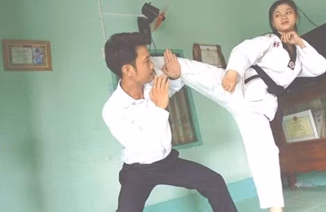 Thường xuyên luyện tập võ thuật để sẵn sàng đối mặt với bọn cướp trên mọi nẻo đường. Thường xuyên luyện tập võ thuật để sẵn sàng đối mặt với bọn cướp trên mọi nẻo đường.