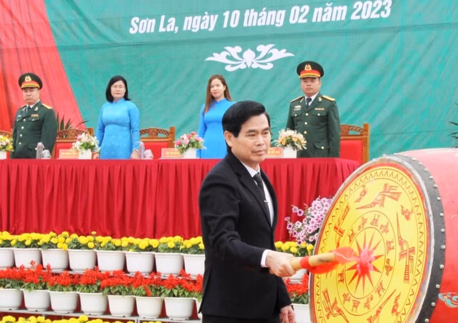 Ông Hoàng Quốc Khánh, Chủ tịch UBND tỉnh Sơn La đánh trống Hội giao quân.