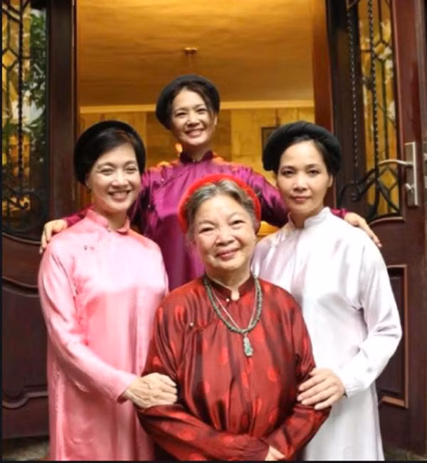 Nghệ sĩ Lê Mai cùng 3 con gái nghệ sĩ tài năng Lê Vân, Lê Khanh và Lê Vy.