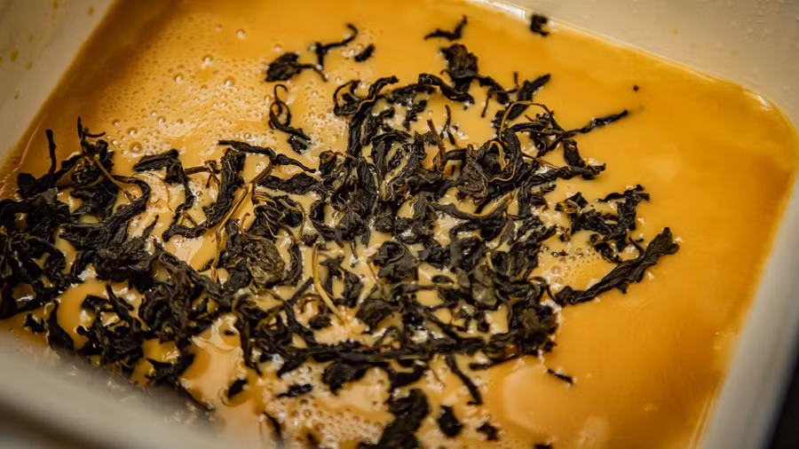 Kem làm từ lá xuyến chi khô và caramel. Ảnh: CNN/Jo Munnik