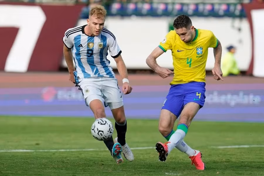 Argentina khiến đương kim vô địch Brazil không đủ điều kiện dự Olympic Paris 2024.